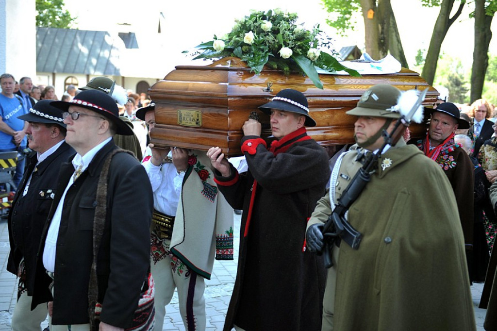 Salwy honorowe na pożegnanie ks. prałata Tadeusza Juchasa