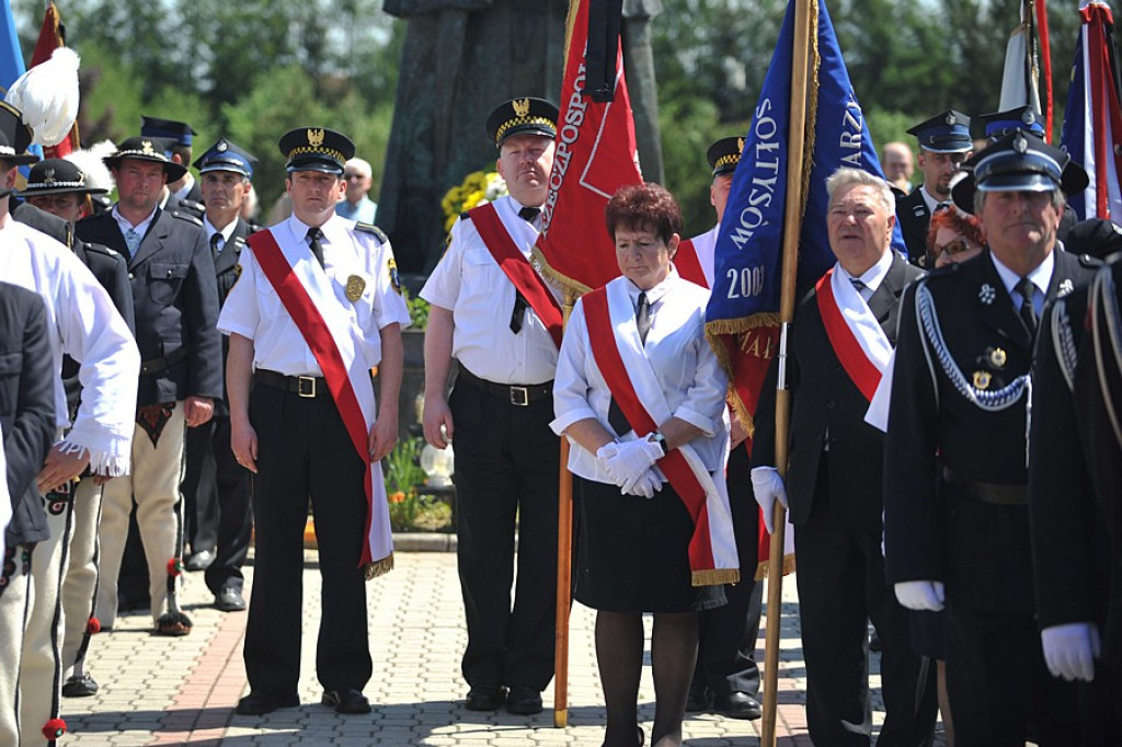 Salwy honorowe na pożegnanie ks. prałata Tadeusza Juchasa