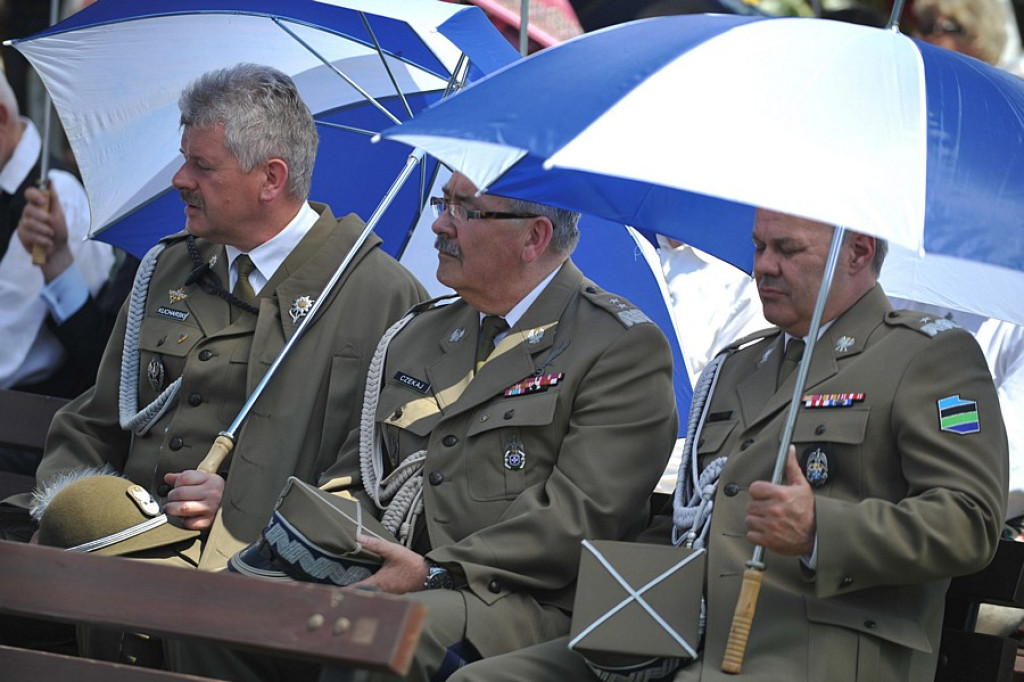 Salwy honorowe na pożegnanie ks. prałata Tadeusza Juchasa