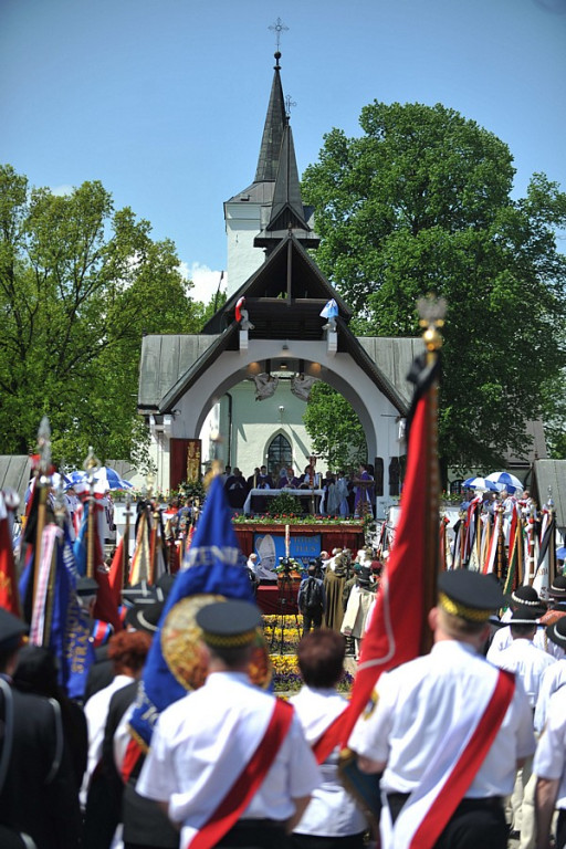 Salwy honorowe na pożegnanie ks. prałata Tadeusza Juchasa
