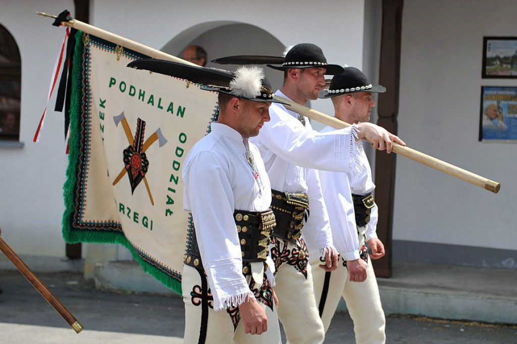 Salwy honorowe na pożegnanie ks. prałata Tadeusza Juchasa