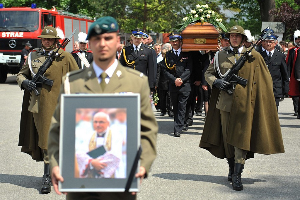 Salwy honorowe na pożegnanie ks. prałata Tadeusza Juchasa