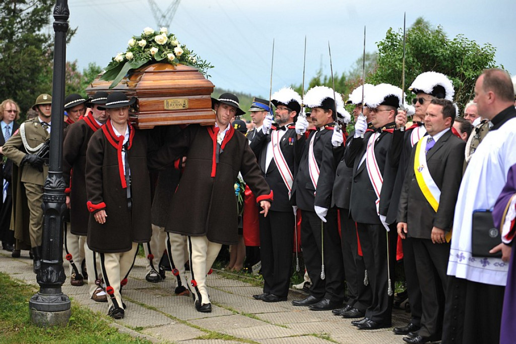 Salwy honorowe na pożegnanie ks. prałata Tadeusza Juchasa