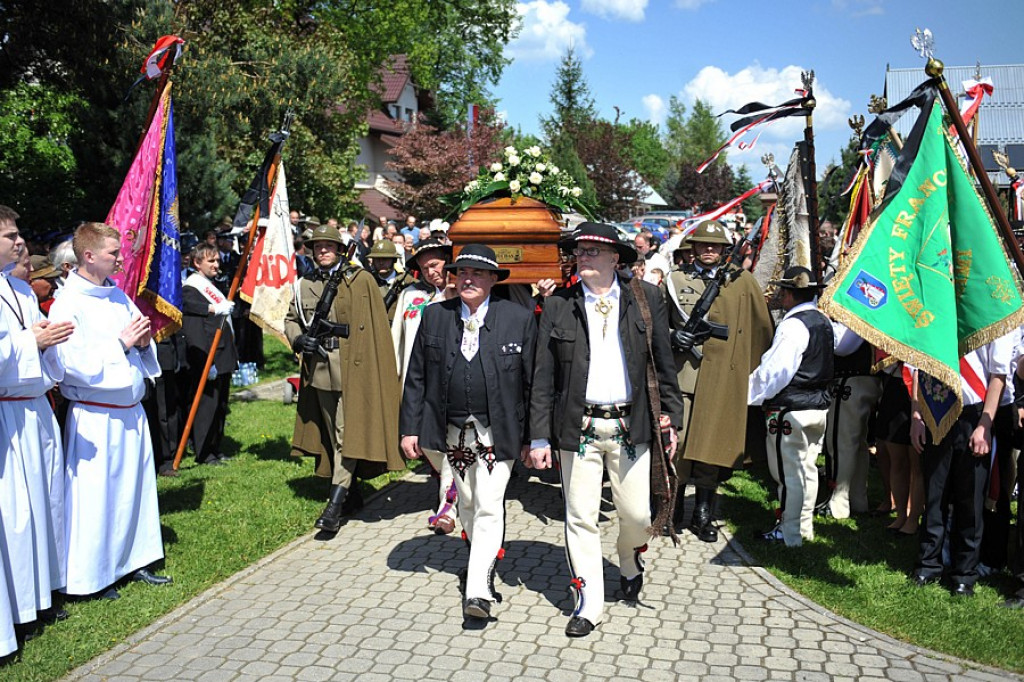 Salwy honorowe na pożegnanie ks. prałata Tadeusza Juchasa