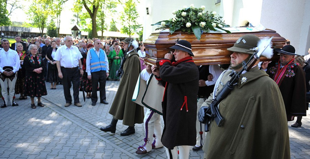 Salwy honorowe na pożegnanie ks. prałata Tadeusza Juchasa