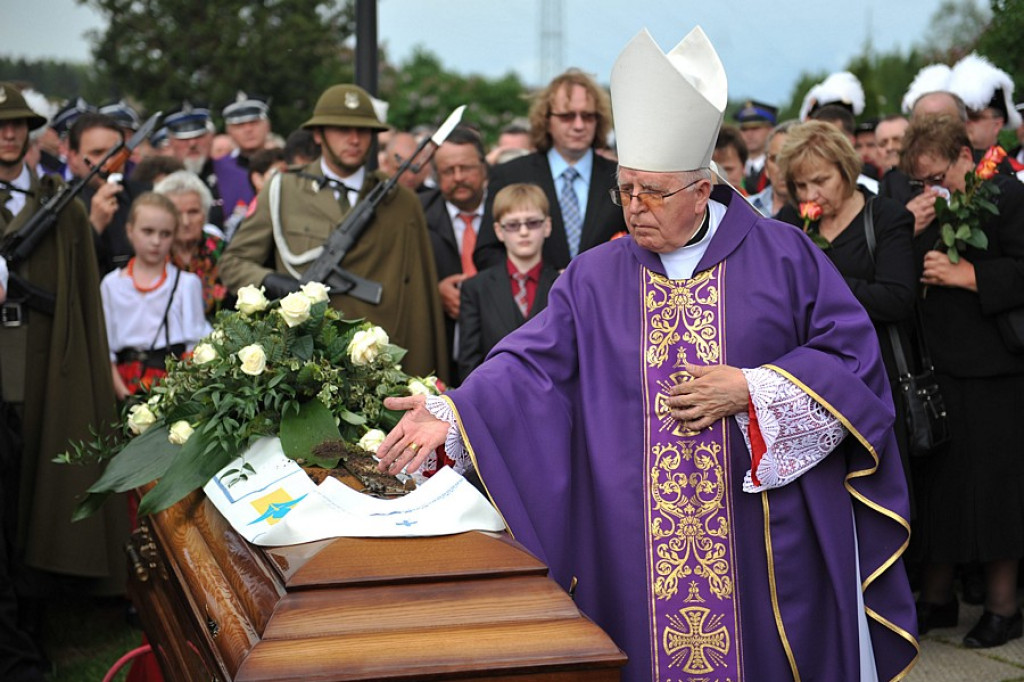 Salwy honorowe na pożegnanie ks. prałata Tadeusza Juchasa