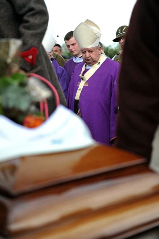Salwy honorowe na pożegnanie ks. prałata Tadeusza Juchasa