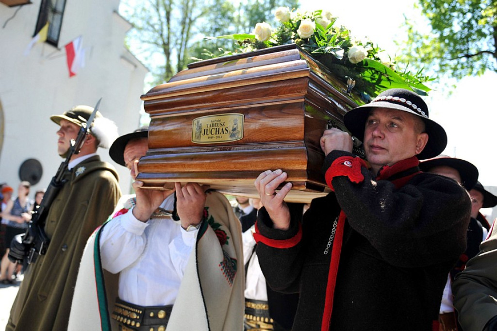 Salwy honorowe na pożegnanie ks. prałata Tadeusza Juchasa