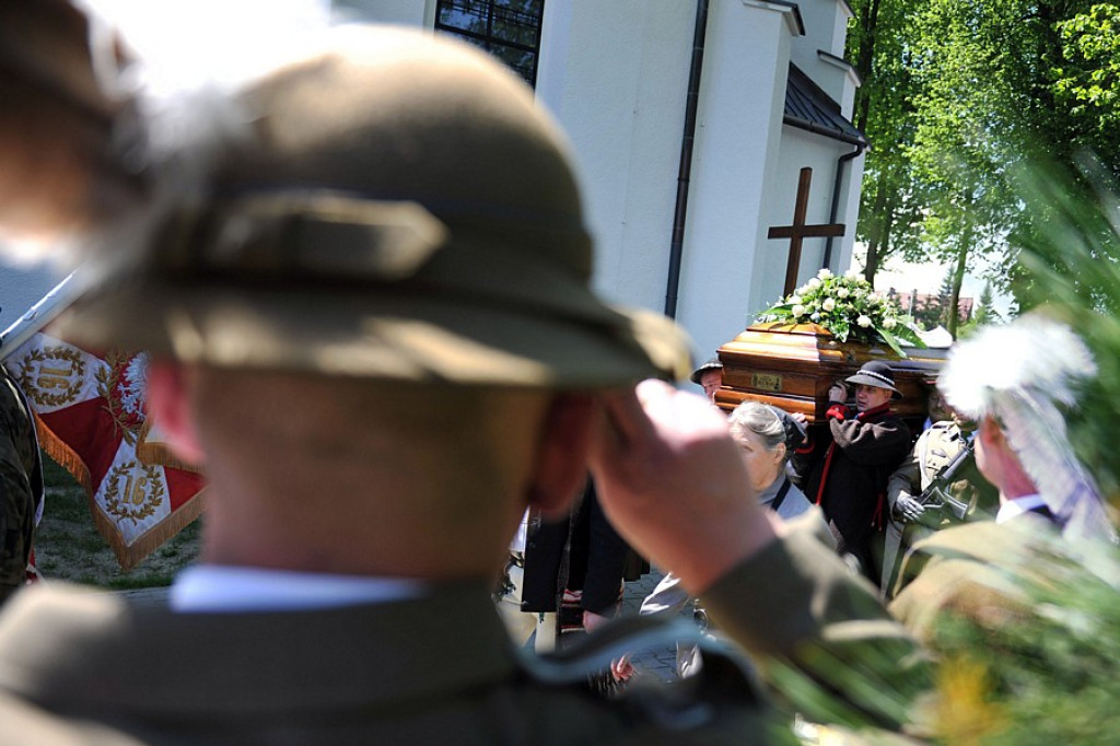 Salwy honorowe na pożegnanie ks. prałata Tadeusza Juchasa