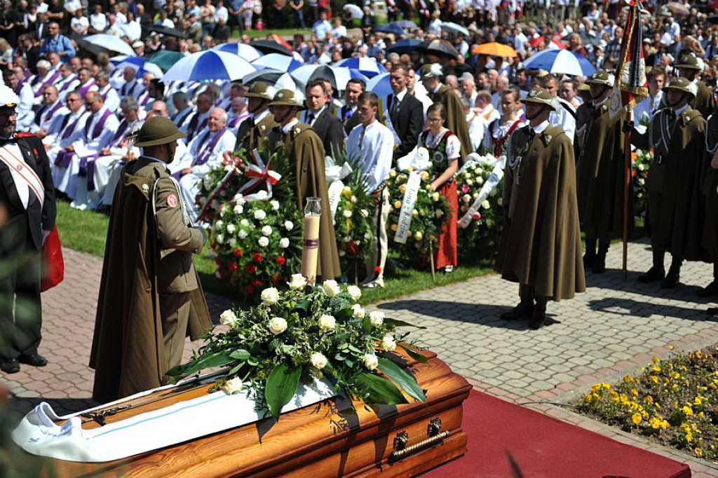 Salwy honorowe na pożegnanie ks. prałata Tadeusza Juchasa