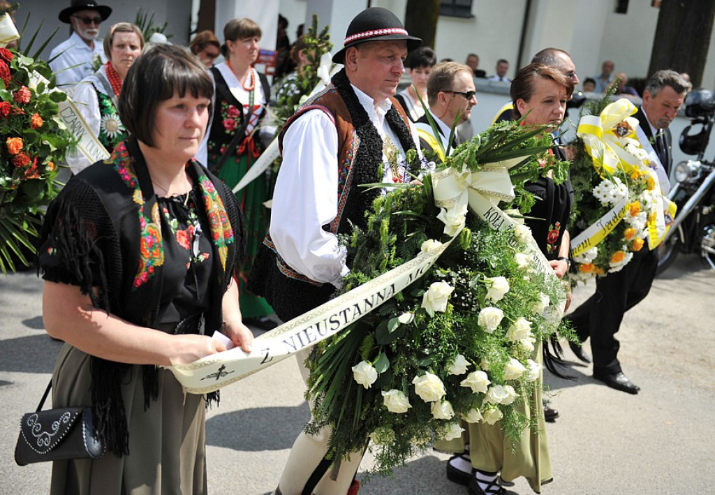 Salwy honorowe na pożegnanie ks. prałata Tadeusza Juchasa