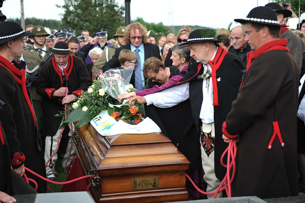 Salwy honorowe na pożegnanie ks. prałata Tadeusza Juchasa