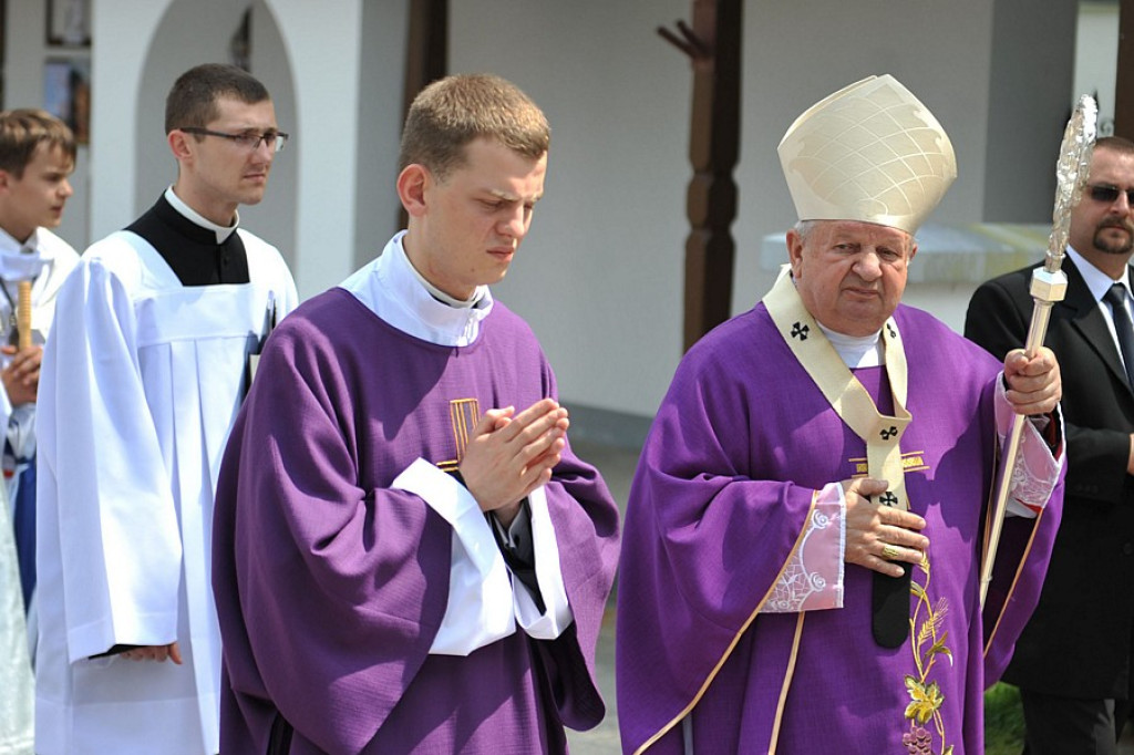 Salwy honorowe na pożegnanie ks. prałata Tadeusza Juchasa