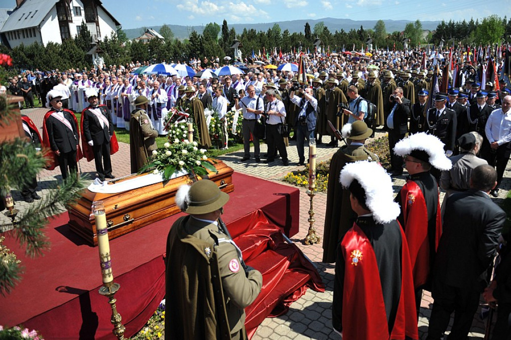 Salwy honorowe na pożegnanie ks. prałata Tadeusza Juchasa