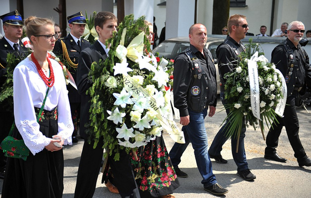 Salwy honorowe na pożegnanie ks. prałata Tadeusza Juchasa