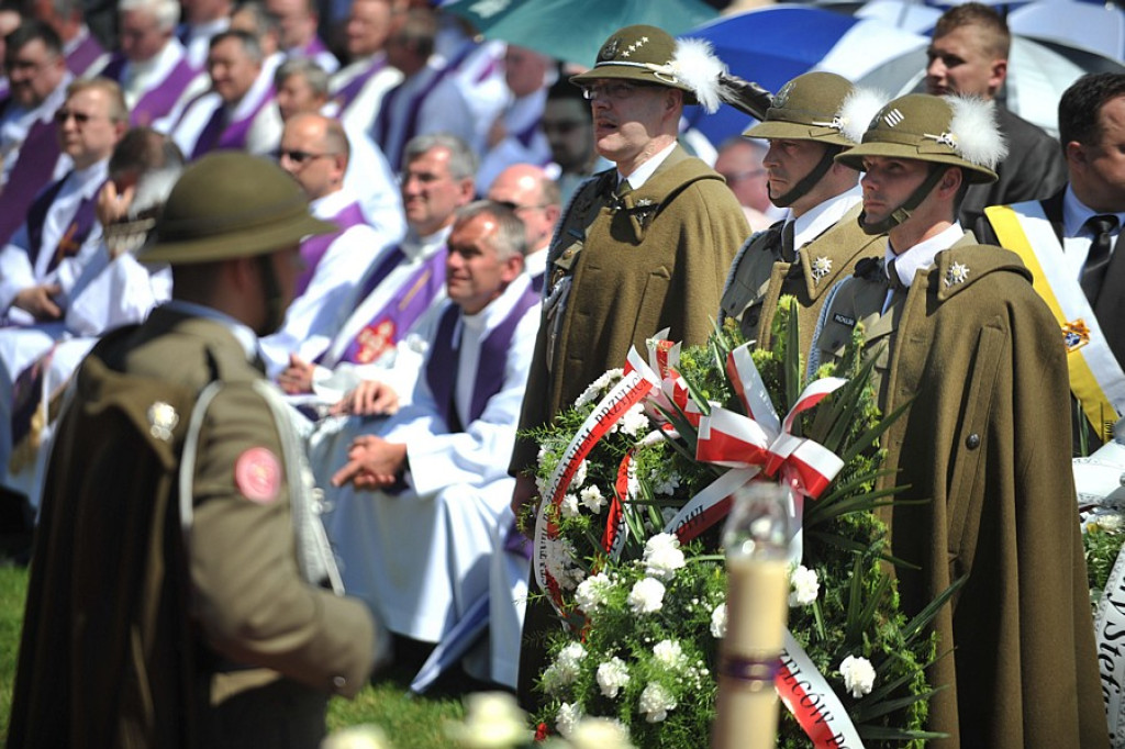 Salwy honorowe na pożegnanie ks. prałata Tadeusza Juchasa