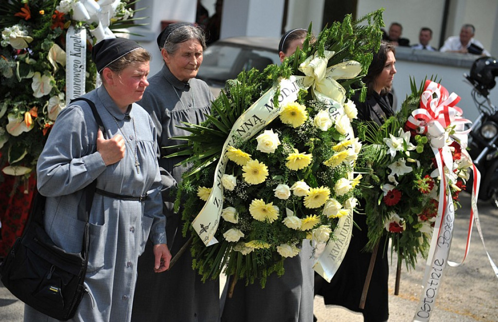 Salwy honorowe na pożegnanie ks. prałata Tadeusza Juchasa
