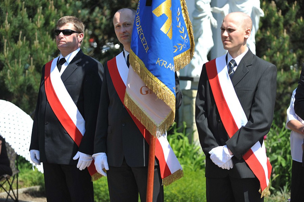 Salwy honorowe na pożegnanie ks. prałata Tadeusza Juchasa