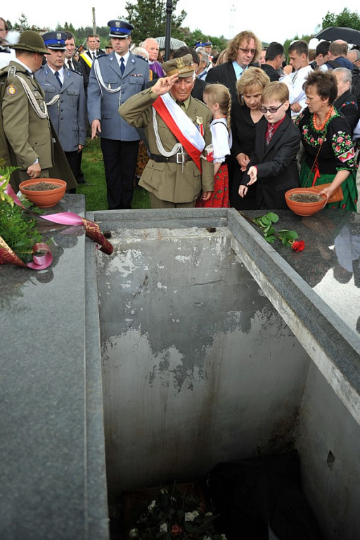 Salwy honorowe na pożegnanie ks. prałata Tadeusza Juchasa