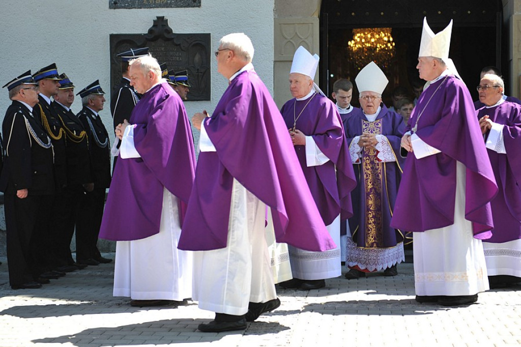 Salwy honorowe na pożegnanie ks. prałata Tadeusza Juchasa