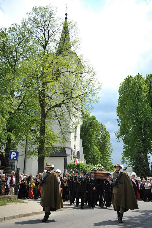 Salwy honorowe na pożegnanie ks. prałata Tadeusza Juchasa
