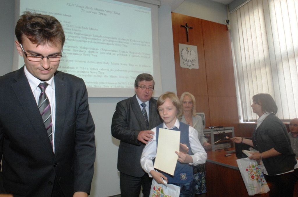 Młodzi zwycięzcy konkursów na miejskiej sesji