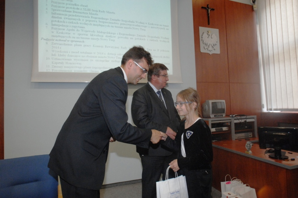 Młodzi zwycięzcy konkursów na miejskiej sesji