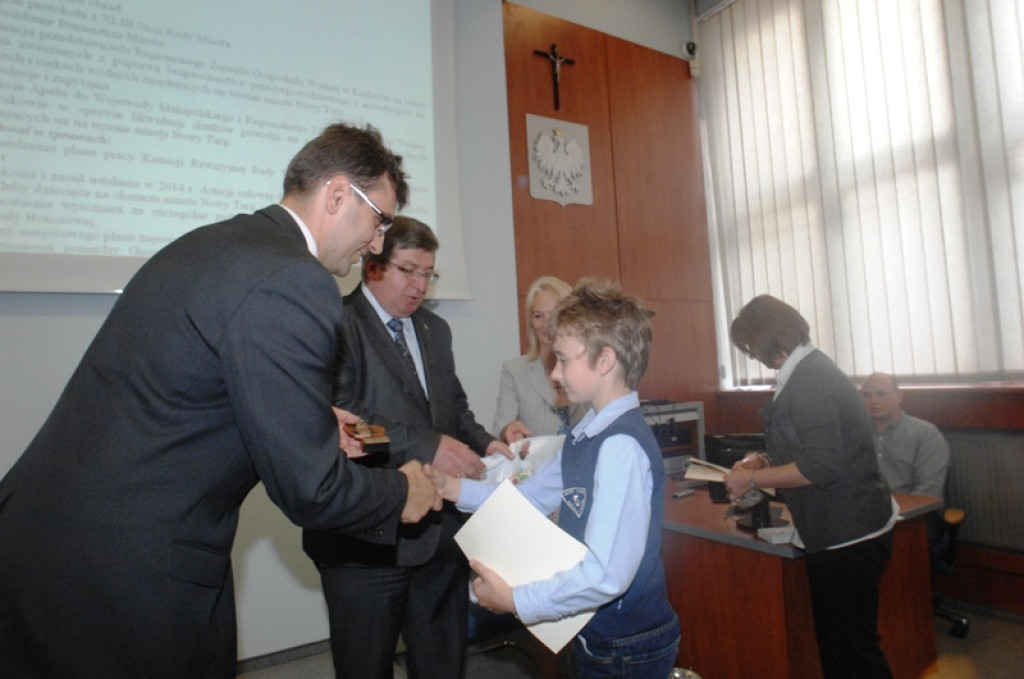 Młodzi zwycięzcy konkursów na miejskiej sesji