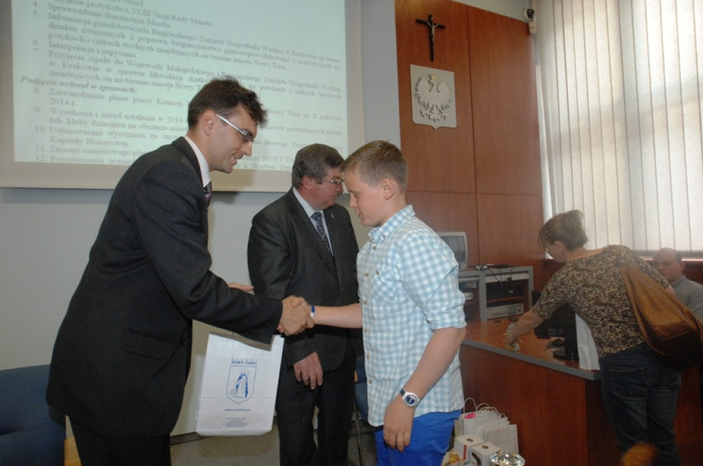 Młodzi zwycięzcy konkursów na miejskiej sesji