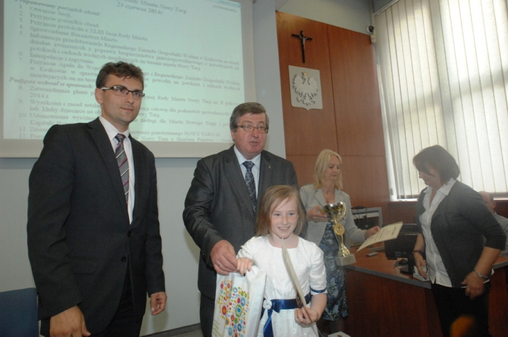 Młodzi zwycięzcy konkursów na miejskiej sesji