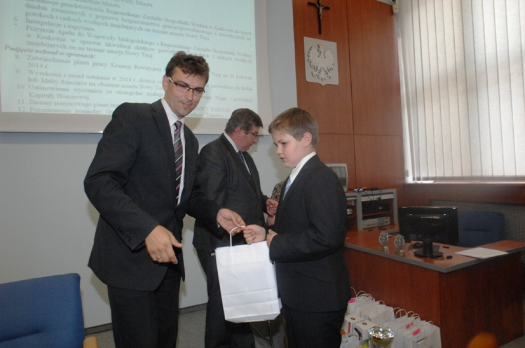 Młodzi zwycięzcy konkursów na miejskiej sesji