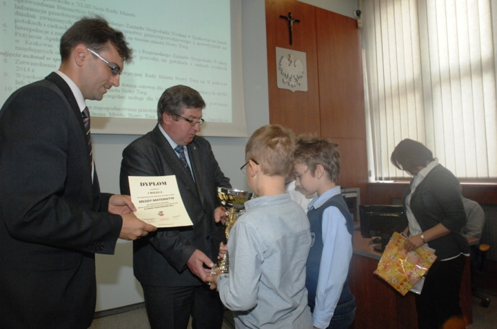 Młodzi zwycięzcy konkursów na miejskiej sesji