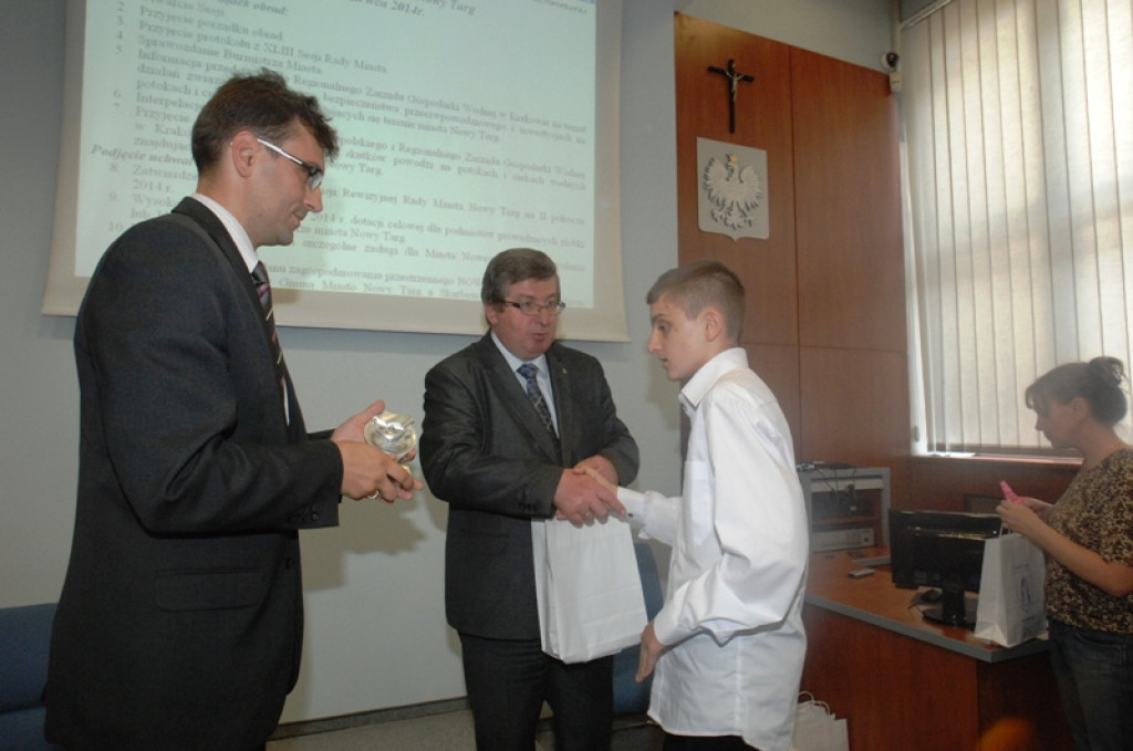 Młodzi zwycięzcy konkursów na miejskiej sesji