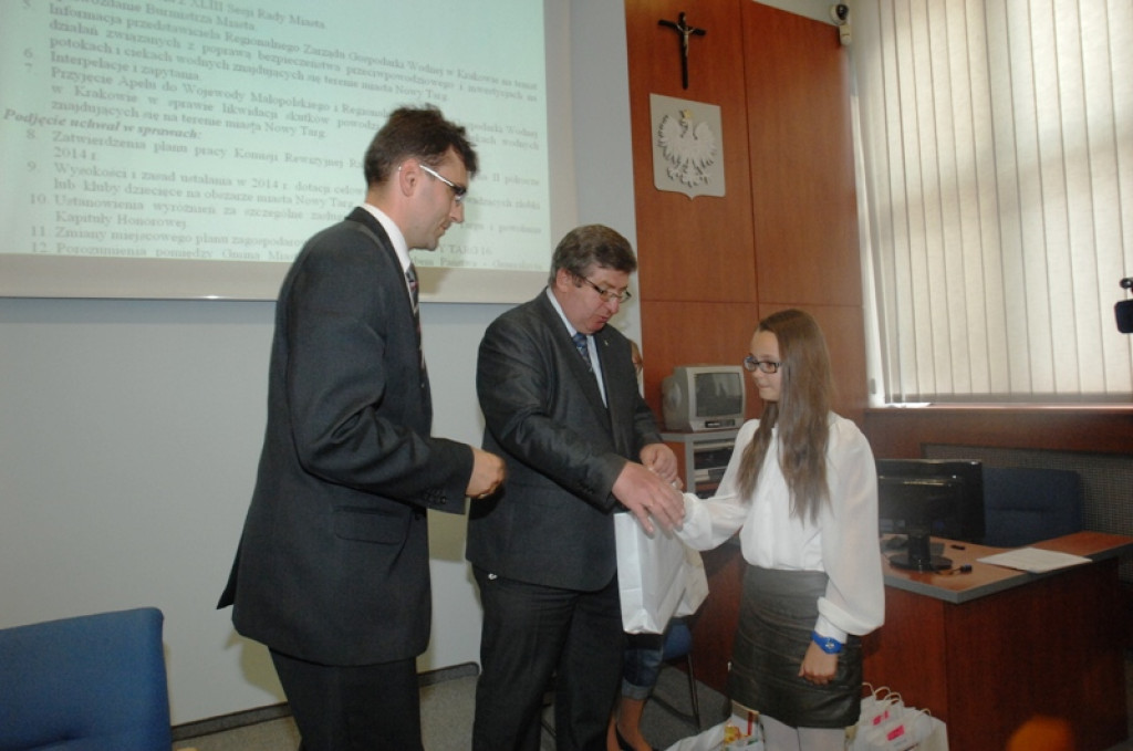 Młodzi zwycięzcy konkursów na miejskiej sesji