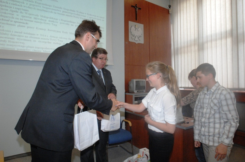 Młodzi zwycięzcy konkursów na miejskiej sesji