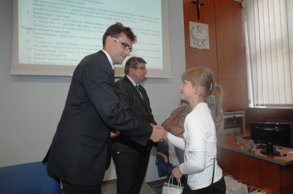 Młodzi zwycięzcy konkursów na miejskiej sesji