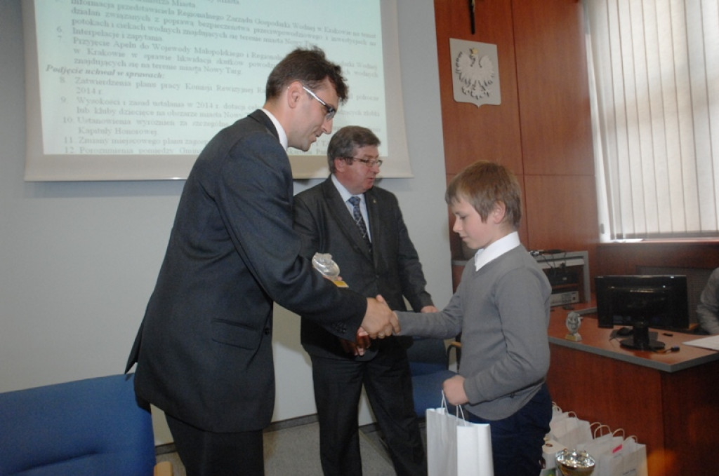Młodzi zwycięzcy konkursów na miejskiej sesji