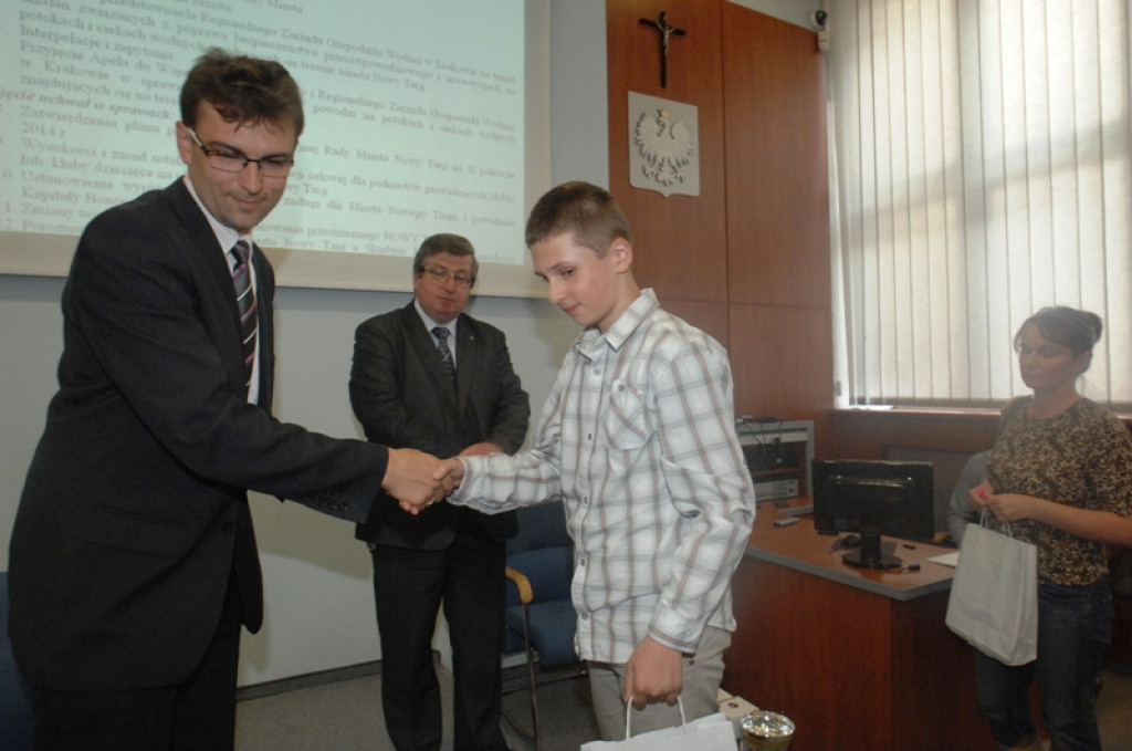 Młodzi zwycięzcy konkursów na miejskiej sesji
