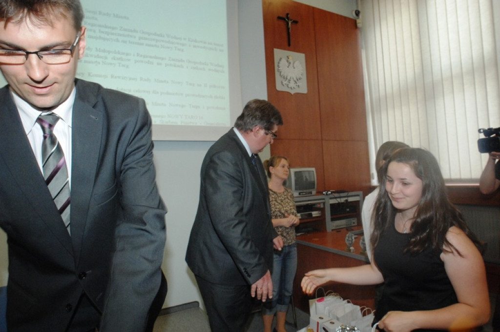 Młodzi zwycięzcy konkursów na miejskiej sesji