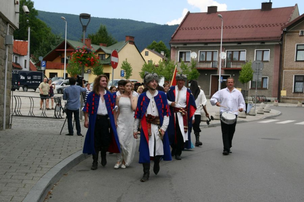 Mszana Dolna. Kasztel przez zbrojnych zaatakowany