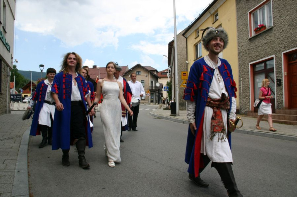 Mszana Dolna. Kasztel przez zbrojnych zaatakowany