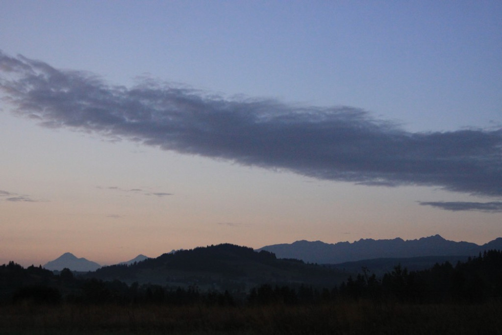Tatry, mgły i rosa o poranku