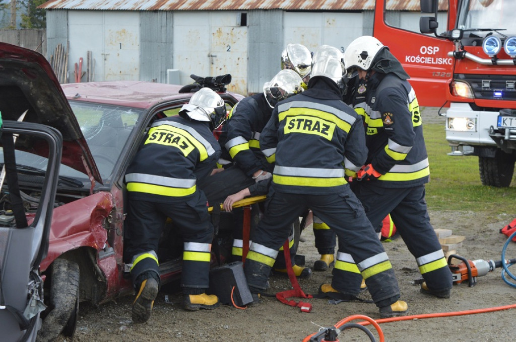 Pokazowe ćwiczenia strażaków