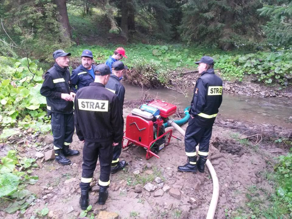 Strażacy z Czarnego Dunajca gaszą pożar na Słowacji