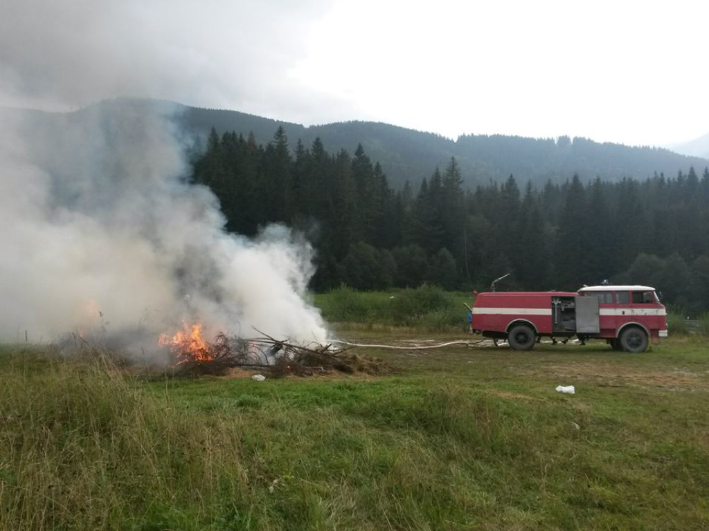 Strażacy z Czarnego Dunajca gaszą pożar na Słowacji