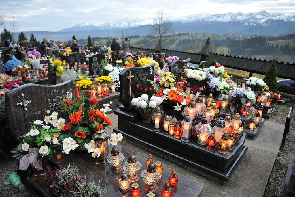 Dzień Wszystkich Świętych na cmentarzach w Zakopanem i Zębie