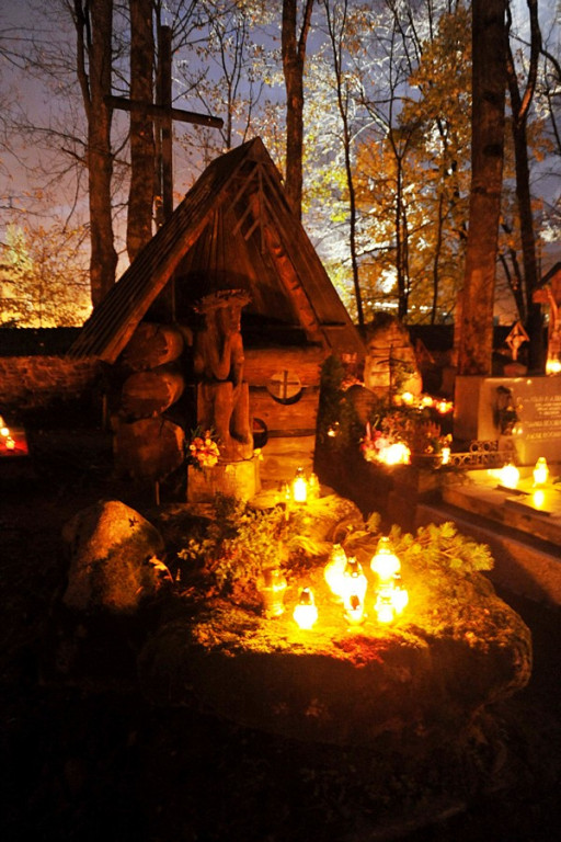 Dzień Wszystkich Świętych na cmentarzach w Zakopanem i Zębie