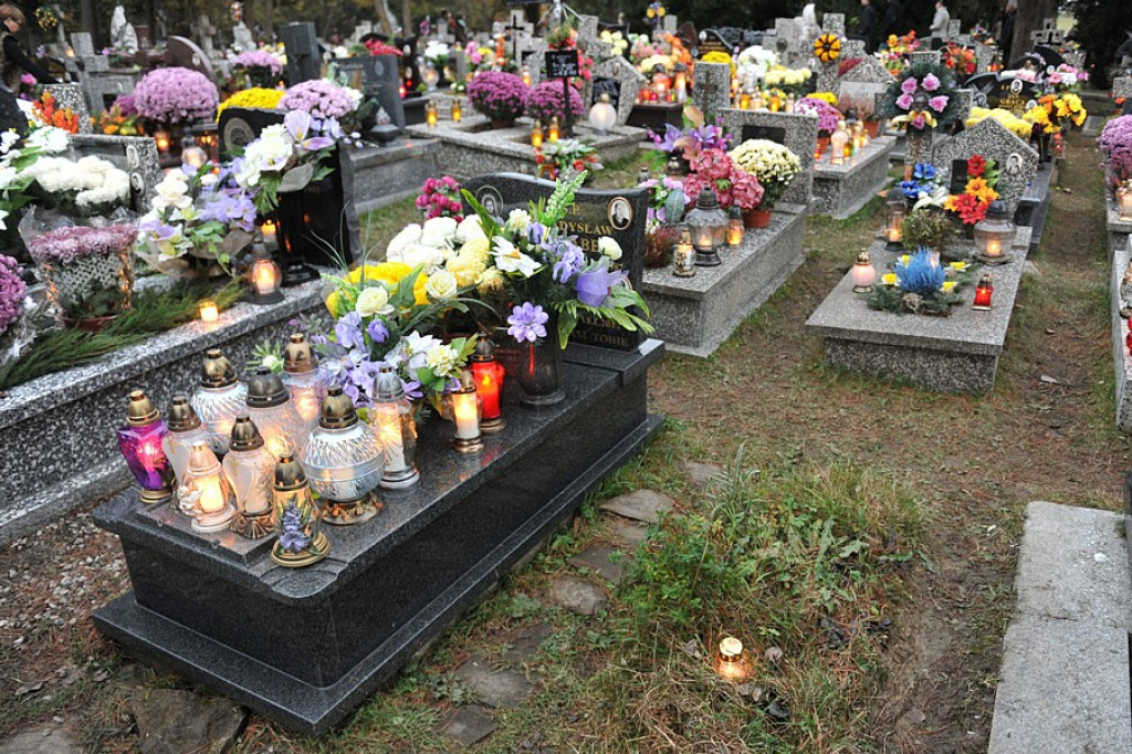 Dzień Wszystkich Świętych na cmentarzach w Zakopanem i Zębie