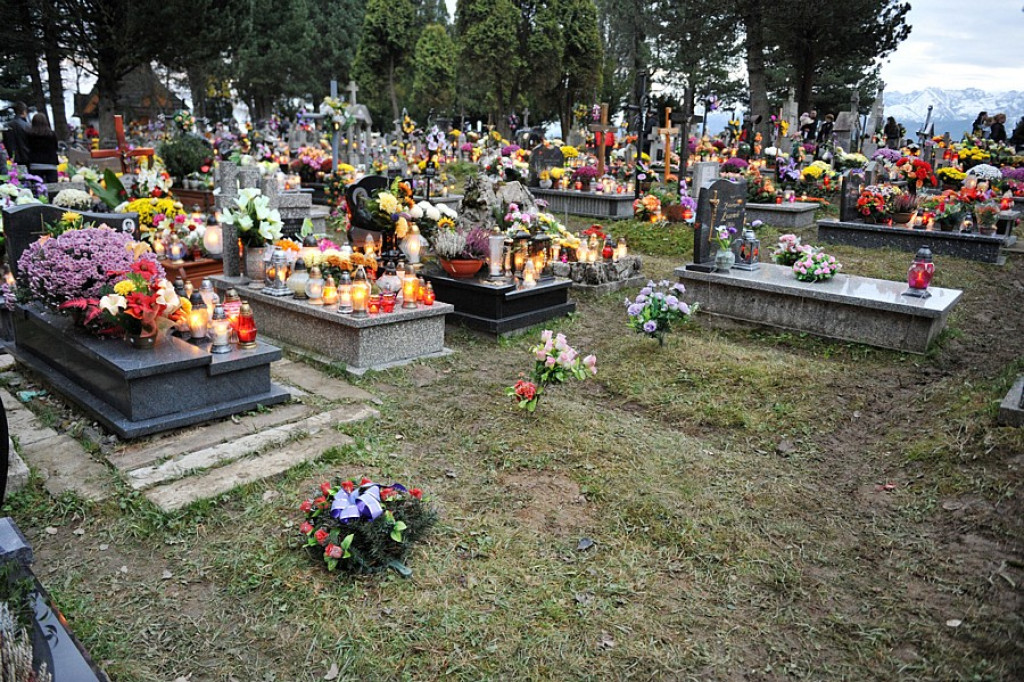 Dzień Wszystkich Świętych na cmentarzach w Zakopanem i Zębie