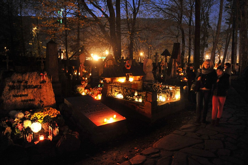 Dzień Wszystkich Świętych na cmentarzach w Zakopanem i Zębie